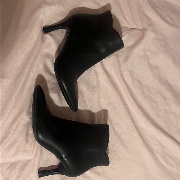 Kelly & Katie Sleek Black Heeled Boots - Picture 2 of 4